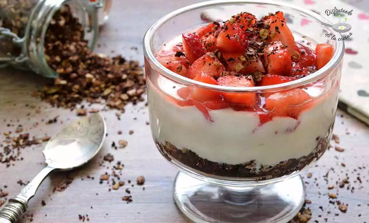 Copa de yogur, granola casera y fresas